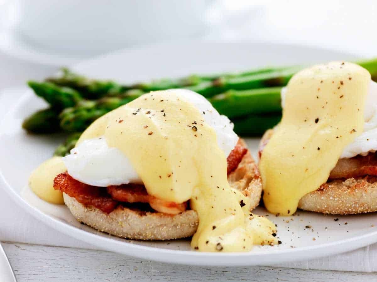 eggs benedict with hollandaise sauce